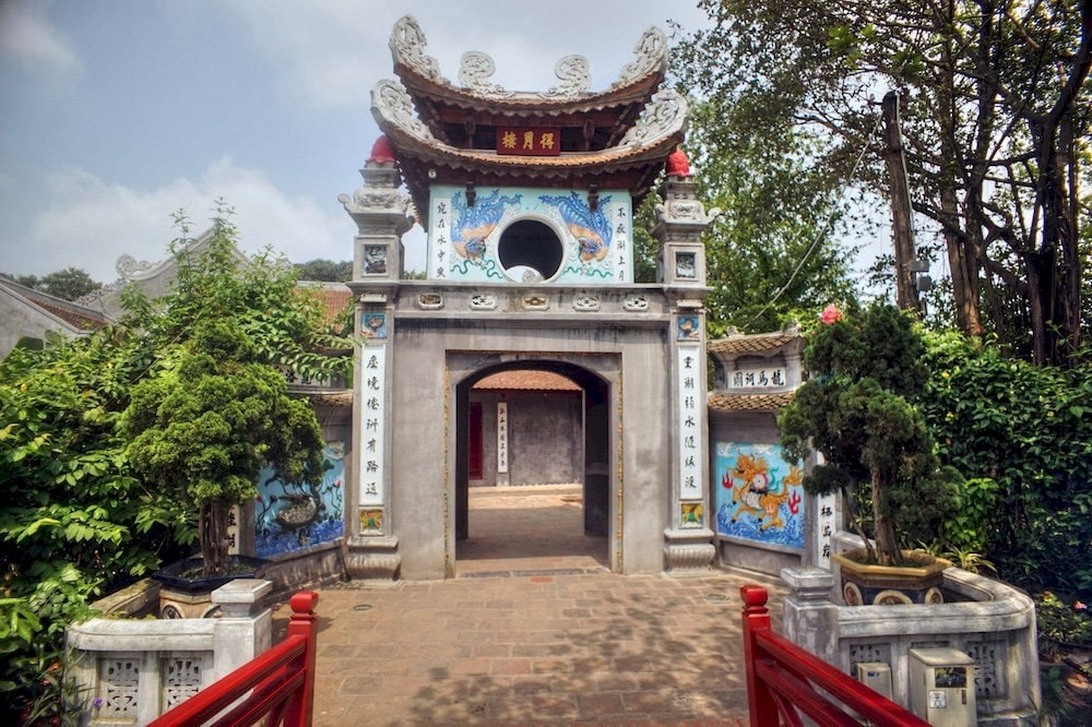 On both sides of the gate are two paintings made of broken porcelain pieces